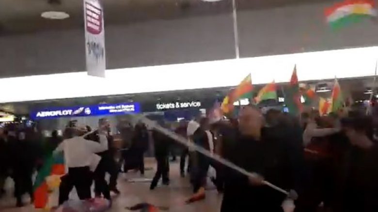 Mbi 180 persona përfshihen në rrahje masive në aeroportin e Hanoverit, demonstruesit kurdë dhe pasagjerët turq shkëmbejnë grusha e shqelma (Video, +18)
