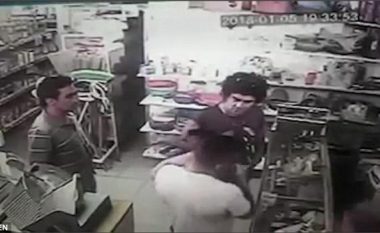 Burri godet me grusht në kokë foshnjën 8-muajshe që po e mbante dorë njerku, kamerat e sigurisë filmojnë momentin (Video, +18)