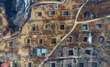 Fshati misterioz në Kinë, ku banorët jetojnë në shtëpitë e ndërtuara nën tokë (Foto/Video)