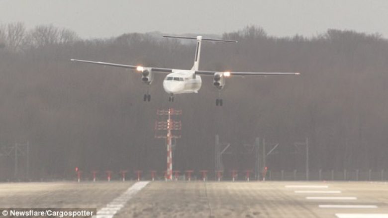 Erërat e forta “shkundin” aeroplanin sikur të ishte lodër për fëmijë, në një moment e mbajnë “të ngrirë” në ajër (Video)