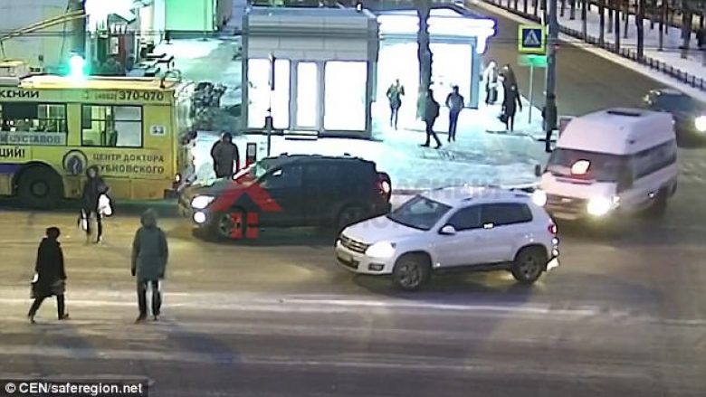 E godet vetura, gruaja ngritet në këmbë dhe vazhdon rrugën sikur të mos i kishte ndodhur asgjë e keqe (Video, +16)