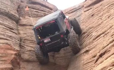 Njihuni me burrin që me veturën e tij sfidoi ligjin e gravitetit, u ngjit murit shkëmbor pa ndonjë problem (Foto/Video)