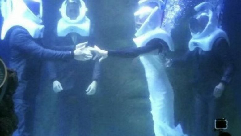 Martohen brenda akuariumit gjigant të mbushur me ujë, nusja dhe dhëndri thanë “po” (Foto/Video)