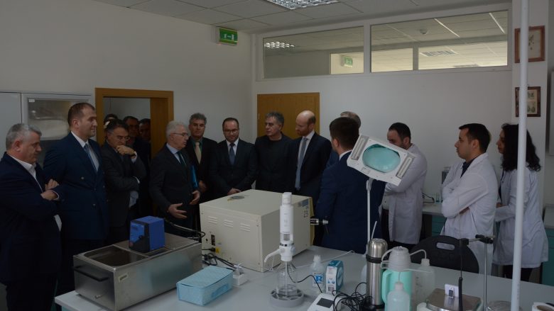 Përurohet laboratori për analiza bujqësore dhe serra eksperimentale në Pejë