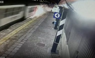 Treni përplaset me platformën e betonit dhe del nga binarët, humbin jetën 3 persona dhe lëndohen 13 tjerë (Foto/Video)