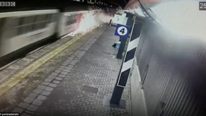 Treni përplaset me platformën e betonit dhe del nga binarët, humbin jetën 3 persona dhe lëndohen 13 tjerë (Foto/Video)