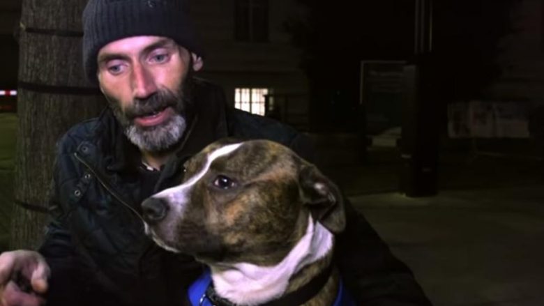 Rrëfimi prekës i të pastrehut, që jeton me qenin që ia shpëtoi jetën dhe e largoi nga shprehitë e këqija (Foto/Video)