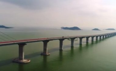 Kinezët nuk kanë të ndalur, pamje që tregojnë se si duket ura më e gjatë në botë prej 55 kilometra që është ndërtuar për 6 vite (Video)