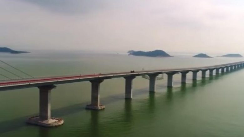 Kinezët nuk kanë të ndalur, pamje që tregojnë se si duket ura më e gjatë në botë prej 55 kilometra që është ndërtuar për 6 vite (Video)