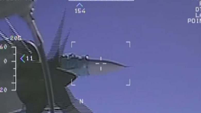 Marina amerikane publikon videot e momentit, kur aeroplani luftarak rus i afrohet vetëm 1.5 metra aeroplanit vëzhgues të SHBA-ve (Video)