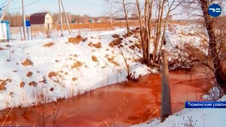 Lumi ndërron ngjyrën, bëhet i kuq – ekspertët e habitur nuk po e dinë shkakun (Foto/Video)