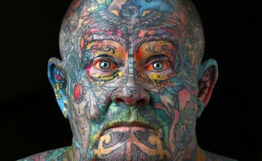Burri i mbuluar 100% me tatuazhe (Foto)