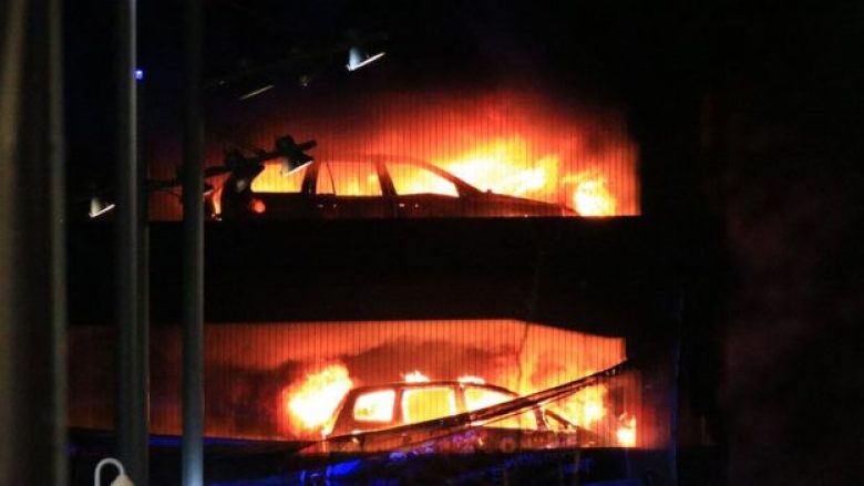 ​Zjarr në Liverpul, digjen 1400 vetura (Foto/Video)