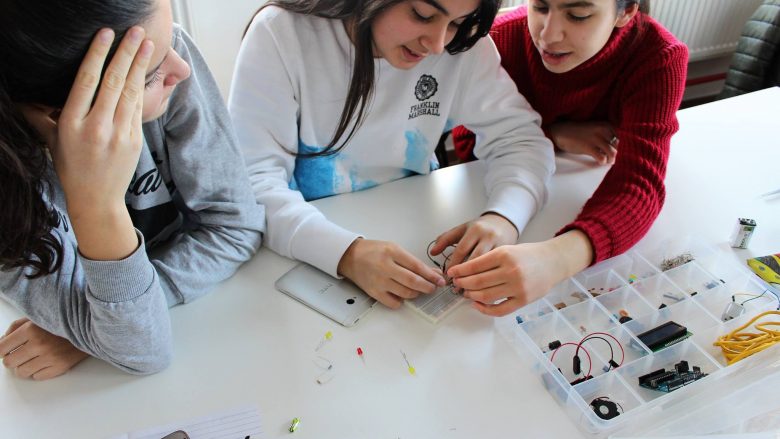 BONEVET Prishtina hap aplikimin në të gjitha kurset me 50% zbritje për vajzat