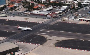 Aeroporti më i pazakontë në botë: Pistën e saj e “prenë” rruga kryesore e qytetit, kur lëshohet rampa krijohen kolona të gjata të veturave (Foto/Video)