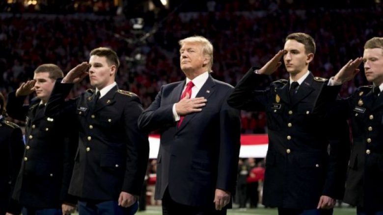 Trump sërish në qendër të vëmendjes, kritikohet se kishte “ngatërruar tekstin” gjatë intonimit të himnit (Video)