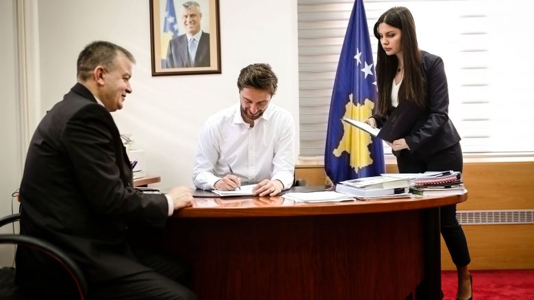 Ministri Ismaili nënshkruan kontratën për Spitalin e Ferizajt