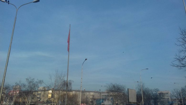 Rikthehet flamuri kombëtar i cili u hoq sot në hyrje të Prishtinës