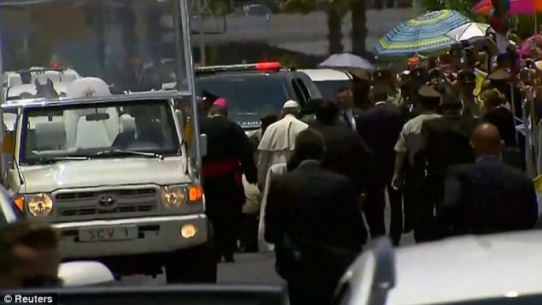 Oficerja rrëzohet nga kali, Papa ndalon veturën për ta ndihmuar atë! (Video)