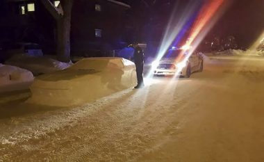 Bëri një veturë prej bore në hapësirën e ndaluar për parkim, policët menduan se ishte e vërtetë dhe deshën t’i shqiptojnë dënimin pronarit (Foto)