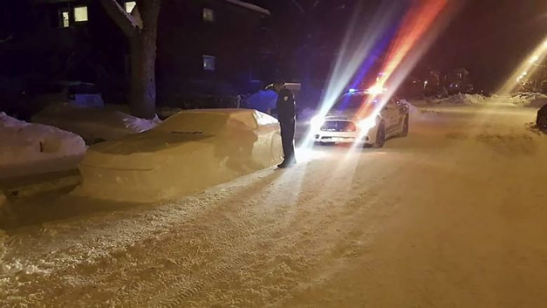 Bëri një veturë prej bore në hapësirën e ndaluar për parkim, policët menduan se ishte e vërtetë dhe deshën t’i shqiptojnë dënimin pronarit (Foto)