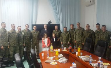 Rrustem Berisha vizitoi ushtarët e FSK-së në ndrrimin e moteve (Foto)