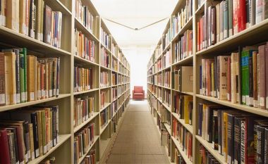 Biblioteka e qytetit në Mitrovicë pasurohet me tituj të rinj