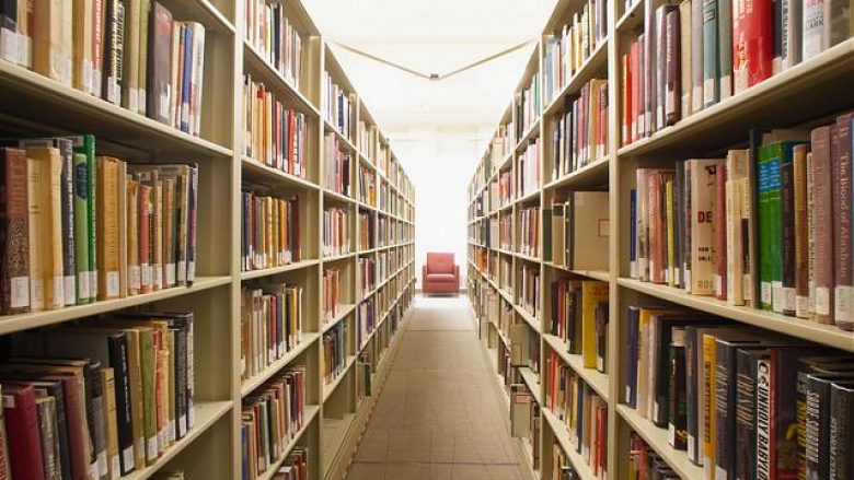 Biblioteka e qytetit në Mitrovicë pasurohet me tituj të rinj