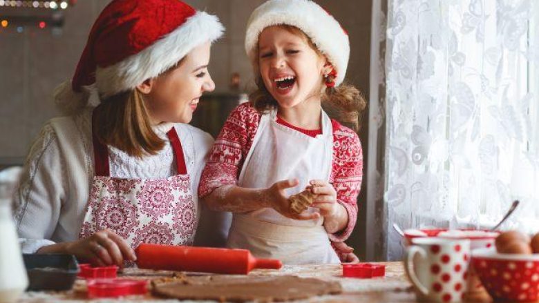 Lejoni fëmijët të qëndrojnë në kuzhinë: Pse ndikon për të mirë gatimi i ushqimit tek ata?