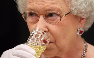 Çfarë ha Mbretëresha e Britanisë në tri vaktet e ditës (Foto)