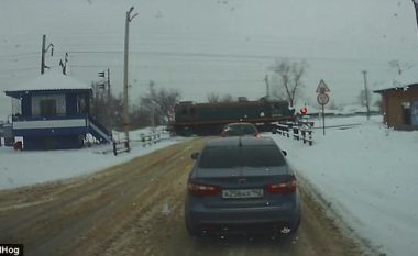 Goditet nga treni, nuk e hetoi ardhjen e tij, sepse mbante kufje në vesh (Video)