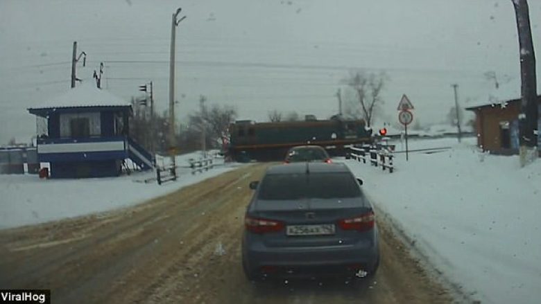 Goditet nga treni, nuk e hetoi ardhjen e tij, sepse mbante kufje në vesh (Video)