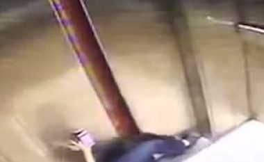 Ashensori ia këputi këmbën një gruaje teksa po ngjitej lart (Video)