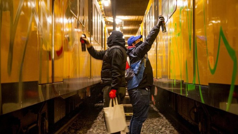 Brenda botës së artistëve që vizatojnë ilegalisht grafite nëpër trena (Foto)