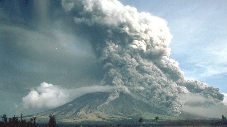 Shpërthen vullkani Mayon, evakuohen mijëra banorë