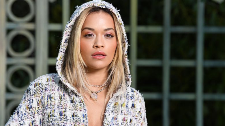 Rita Ora, natën vonë ha ëmbëlsira e zhveshur (Foto)