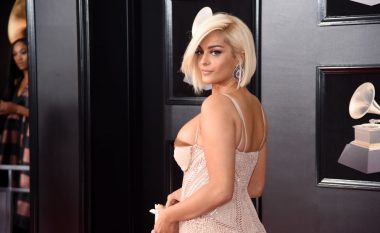 “Asnjë fustan tjetër nuk i përshtatej të pasmeve të mia” – Bebe Rexha rrëmbeu vëmendjen me dukjen joshëse në Grammy