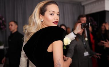 Rita Ora si zonjë e vërtetë me fustanin e zi në Grammy, por iu ekspozuan edhe të brendshmet e zeza (Foto)