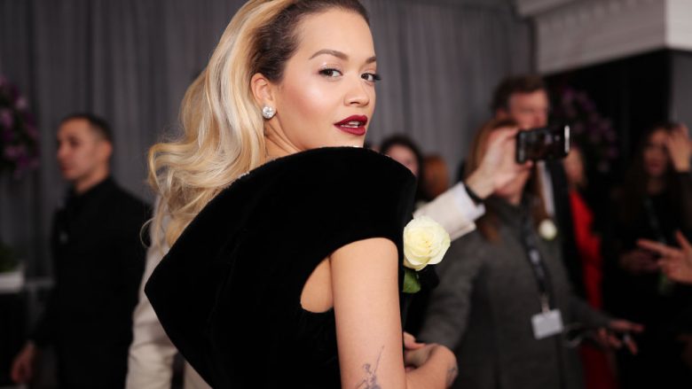 Rita Ora si zonjë e vërtetë me fustanin e zi në Grammy, por iu ekspozuan edhe të brendshmet e zeza (Foto)