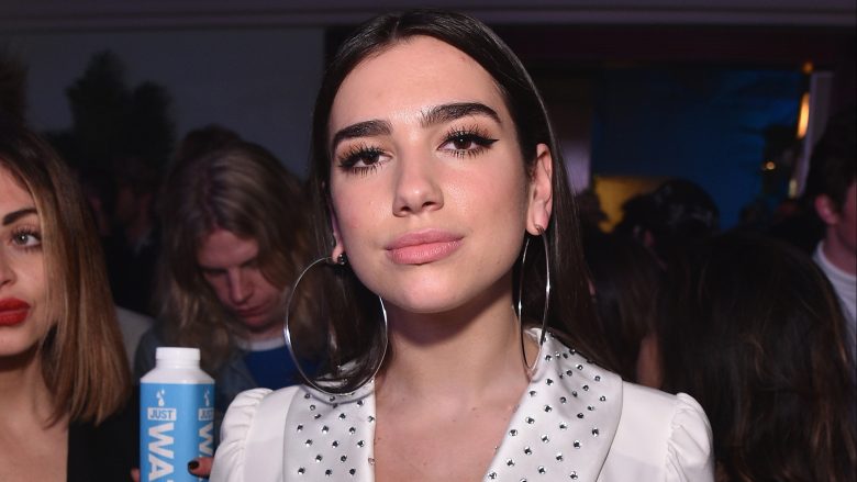 Dua Lipa shkëlqeu në të bardhë në pasndejën e Grammy Awards (Foto)