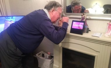 Gjyshi me theks të rëndë skocez nervozohet që nuk kuptohej nga pajisja teknologjike (Video)