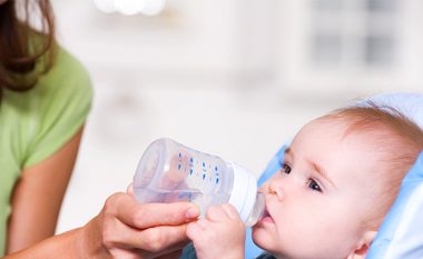 Paralajmërim: Bebet nuk bën të pinë ujë sepse është rrezik – një gjë është shumë më e mirë për zhvillimin e tyre