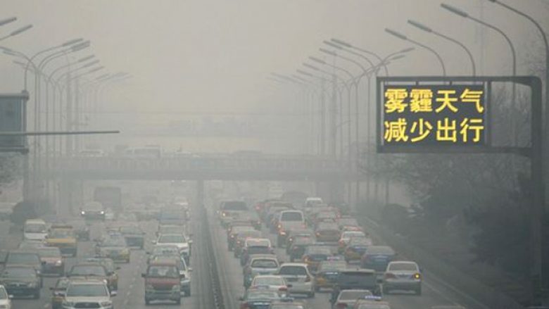 Kina ndaloi prodhimin e 553 modeleve të veturave që ndotin ajrin (Foto)
