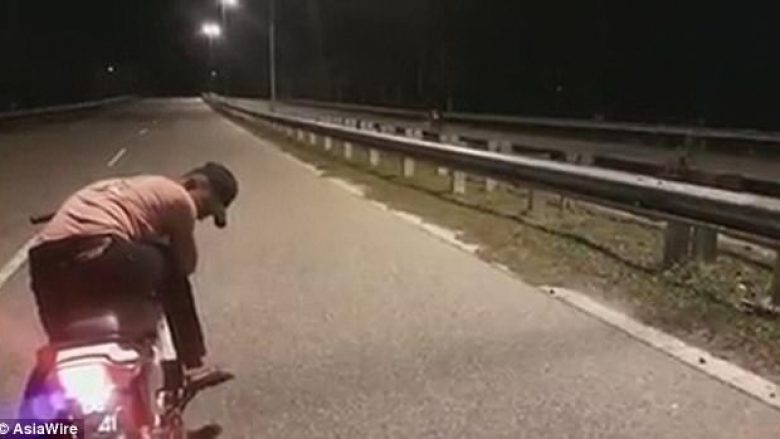Motoçikleta lëviz vetë nëpër autostradë (Video)
