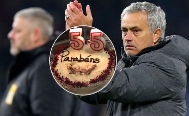 Mourinho mbush 55 vjet, pranon dy torta për ditëlindje (Foto)