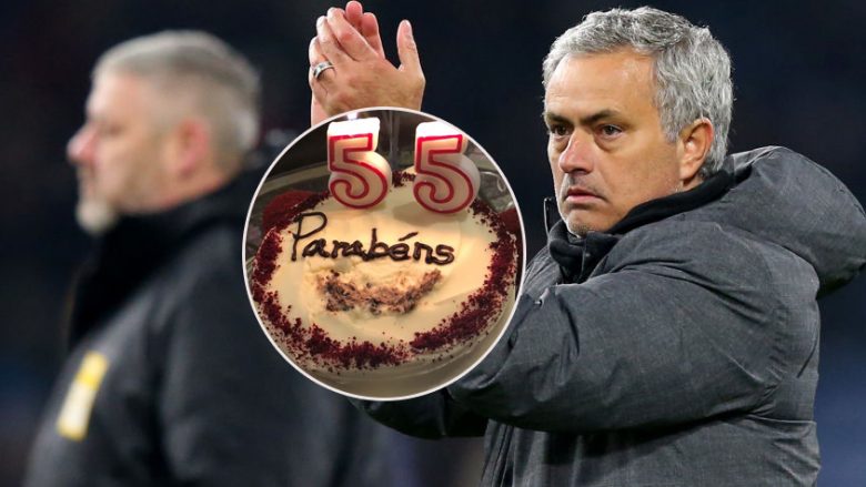 Mourinho mbush 55 vjet, pranon dy torta për ditëlindje (Foto)