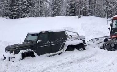 Mposhtet Mercedes G63, gjashtë rrotat e fuqishme nuk i ndihmuan të lëvizë në borë të dendur (Foto)