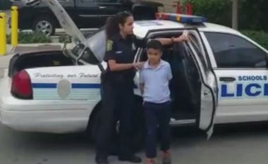 Nxënësi shtatëvjeçar godet mësuesin, shoqërohet i prangosur në polici (Video)