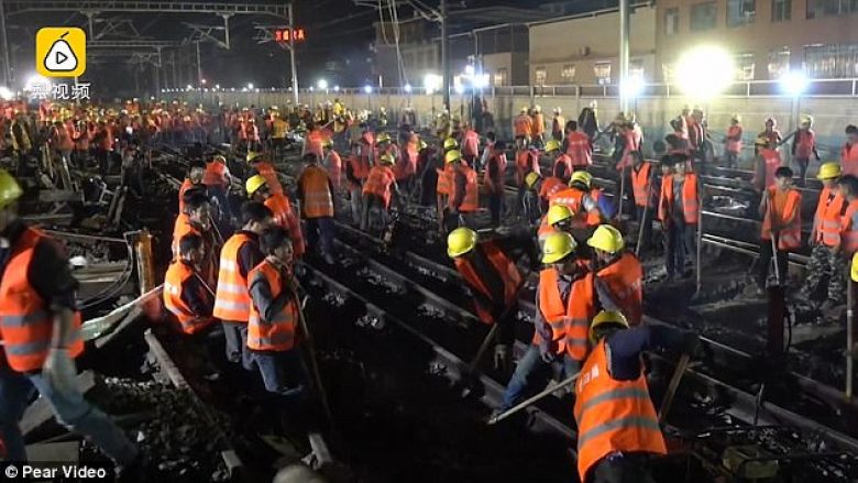 Rikonstruktimi i hekurudhës përfundoi brenda nëntë orësh, falë angazhimit të 1,500 punëtorëve (Video)