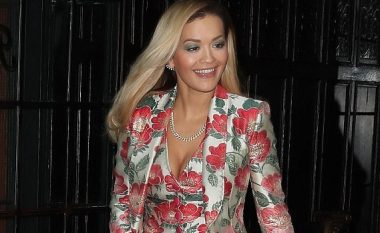 Rita Ora rrëmben vëmendjen me kostumin e saj pranveror në javën e modës në Paris (Foto)